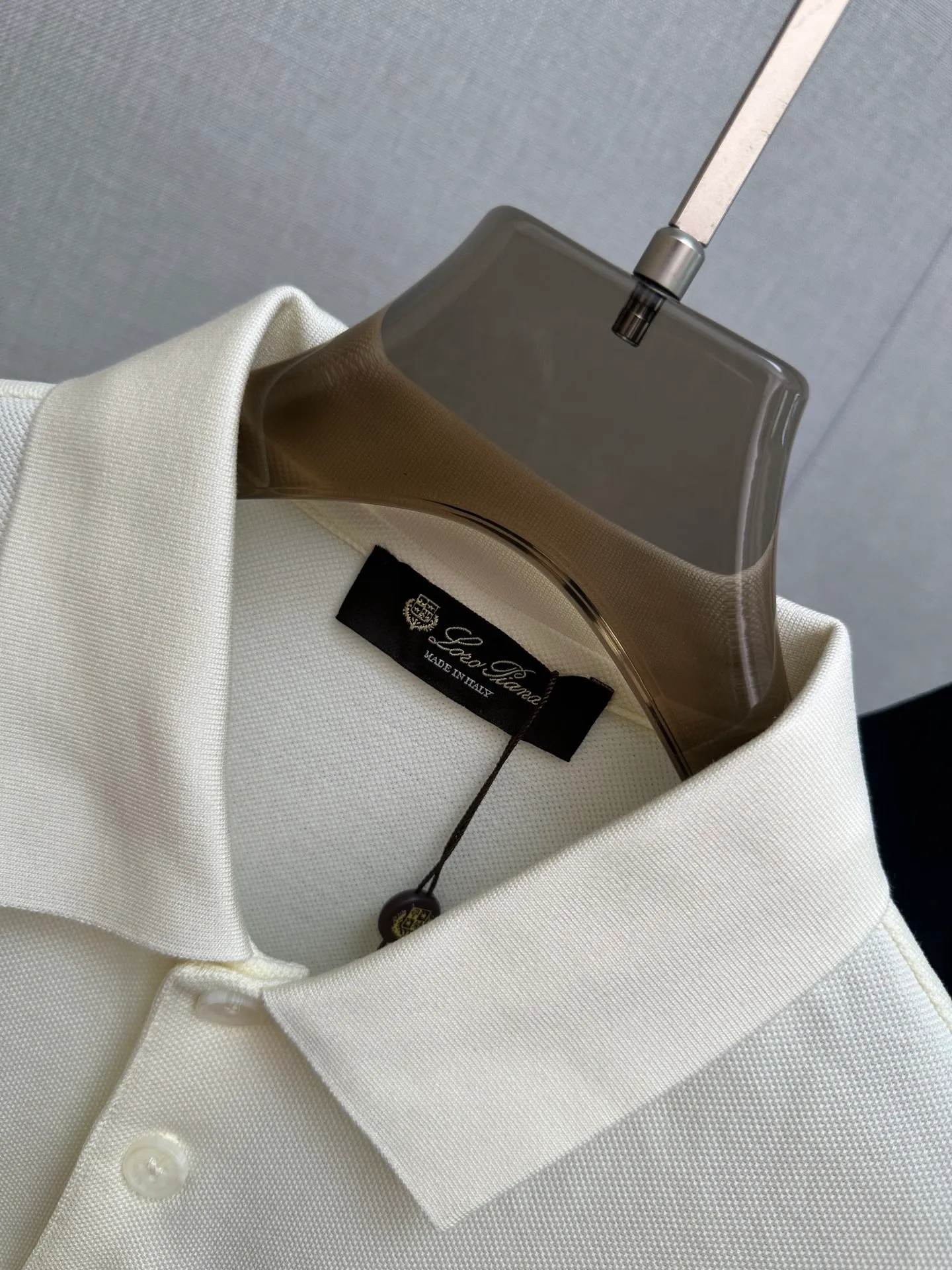 LP Spring and Summer New Arrival's first counter is the latest New Arrival lapel short-sleeved, refreshing and breathable. Premium customized design, avant-garde and fashionable! The brand logo is designed with heavy craftsmanship. It feels soft. It is comfortable to wear. It has exquisite counter-level stitching. It has fine workmanship. The upper body effect is incomparably handsome! A must-have item for a stylish man! Sizes:M-3XL
